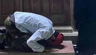 un saoudien et 2 femmes yemenites arretes pour setre moques de la priere