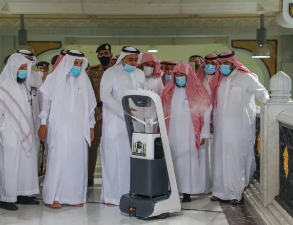 la mecque cheikh soudais inaugure le lancement dun robot sterilisateur pour la grande mosquee
